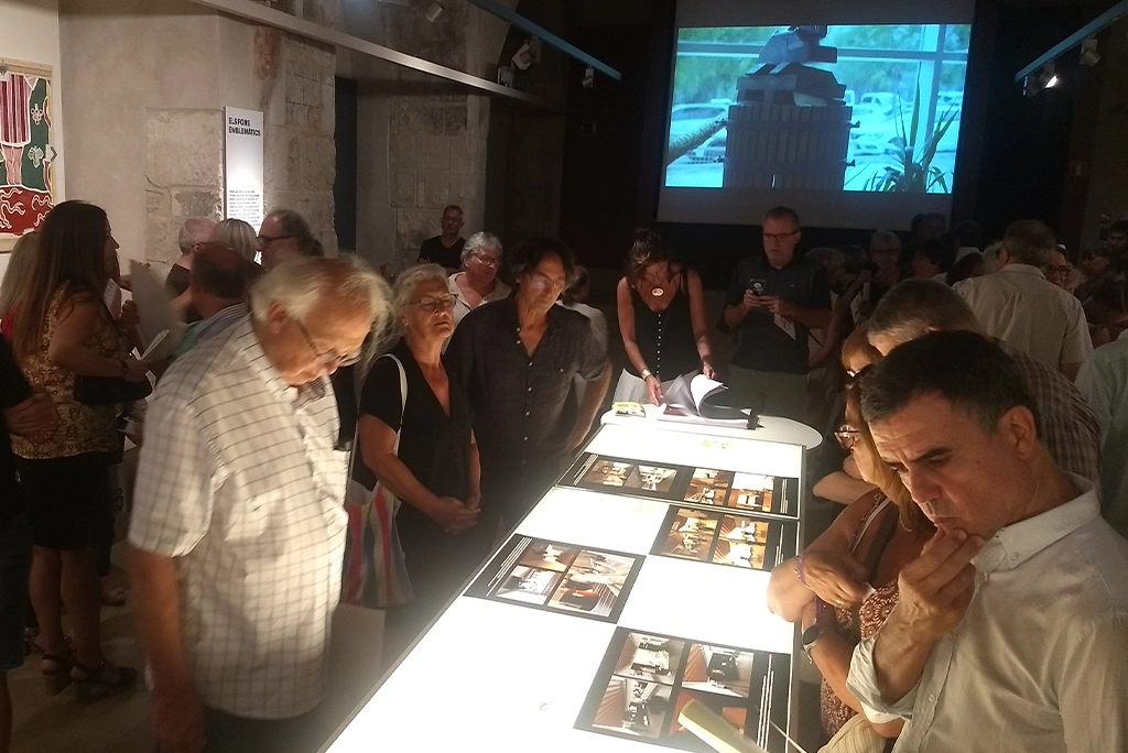 Visiteurs au Musée Vinseum en Catalogne (Espagne)